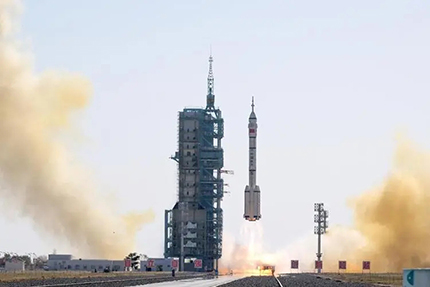 神舟十七號載人飛船于2023年10月26日11時13分從酒泉衛(wèi)星發(fā)射中心成功升空。這一重大事件標(biāo)志著我們中國航天事業(yè)邁向了新的里程碑，再次向全世界展示了中國在航天領(lǐng)域的強大實力和卓越能力。